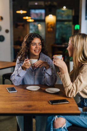 Foto de Dos mujeres pasan el rato en un café - Imagen libre de derechos