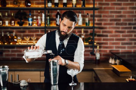 Foto de Barman vierte vodka en un dispensador - Imagen libre de derechos