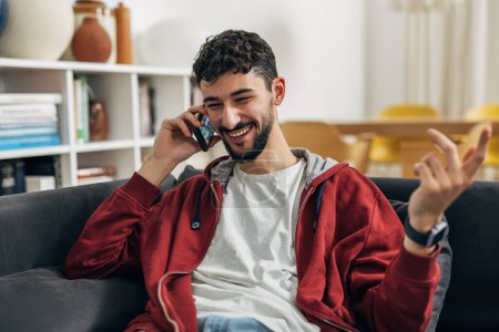 Foto de El hombre habla por teléfono con su amigo - Imagen libre de derechos