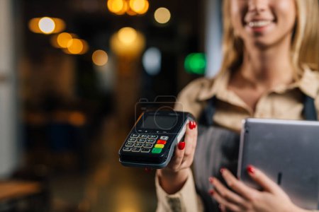Waitress carry terminal for contactless payment