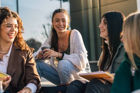 Téléchargez les photos : Amis du collège profitent de la lumière du soleil sur une pause entre les cours - en image libre de droit