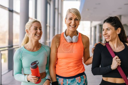 Téléchargez les photos : Three woman having fun conversation after having exercise at the gym - en image libre de droit