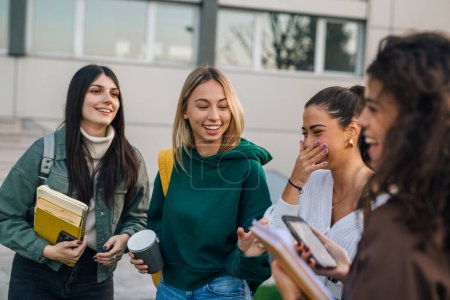 Téléchargez les photos : College friends enjoy hanging out after classes - en image libre de droit