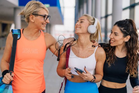 Téléchargez les photos : Three friends talk after fitness - en image libre de droit