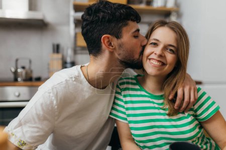 Foto de El hombre está besando a su novia en la mejilla - Imagen libre de derechos
