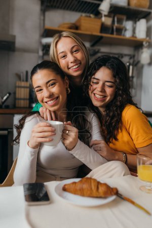 Téléchargez les photos : Best friends enjoy coffee together at home - en image libre de droit