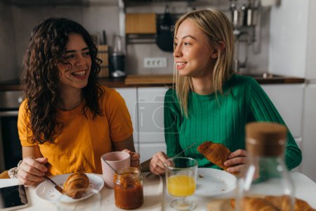Téléchargez les photos : Two women are having breakfast together - en image libre de droit