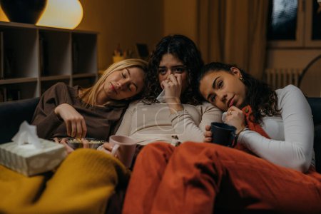 Téléchargez les photos : Three close friends watch a sad movie - en image libre de droit