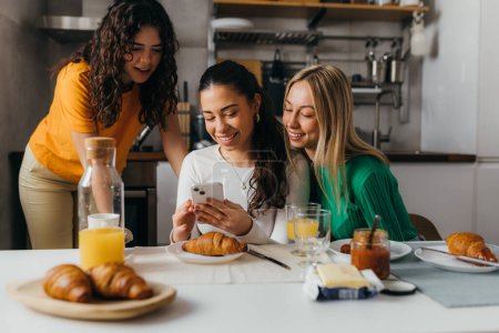 Téléchargez les photos : Three female friends are having breakfast together - en image libre de droit