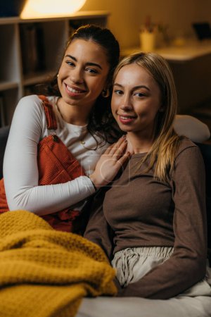 Téléchargez les photos : Two female friends hang out at home - en image libre de droit