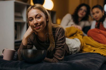 Téléchargez les photos : Portrait d'une jolie femme caucasienne allongée sur le lit avec ses amis - en image libre de droit