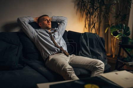 Foto de Un hombre de negocios disfruta escuchando discos en casa después de un duro día de trabajo - Imagen libre de derechos