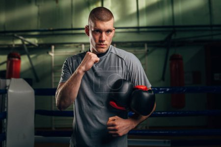 Téléchargez les photos : Portrait d'un boxeur masculin caucasien regardant la caméra - en image libre de droit