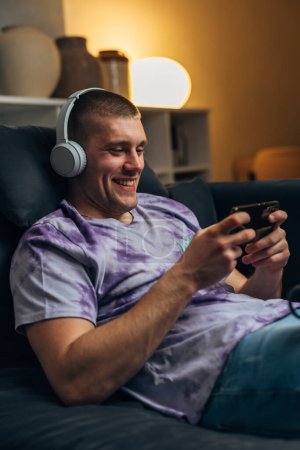 Foto de Adulto hombre caucásico está jugando videojuegos en su teléfono móvil - Imagen libre de derechos