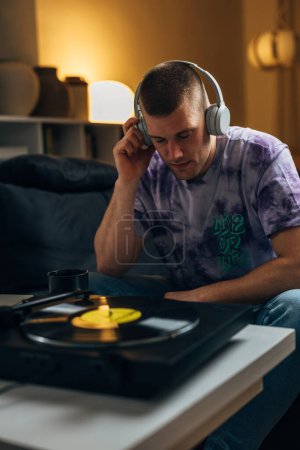 Téléchargez les photos : Un homme aime le son de la musique sur les disques - en image libre de droit