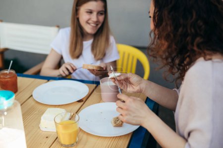 Téléchargez les photos : Mère et fille aiment prendre le petit déjeuner ensemble - en image libre de droit