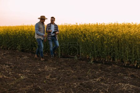 Foto de Dos granjeros discutiendo negocios mientras dan un paseo en su lleno. - Imagen libre de derechos