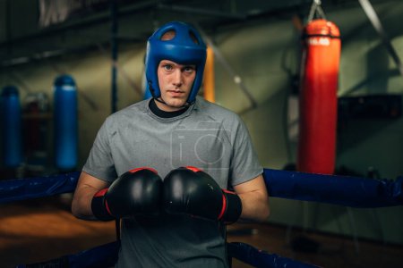 Téléchargez les photos : Portrait d'un boxeur portant des gants et un casque. - en image libre de droit
