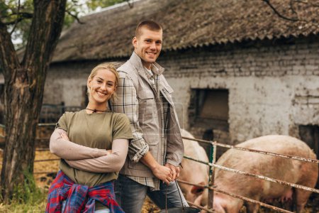 Téléchargez les photos : Portrait d'un couple heureux travaillant dans une ferme. - en image libre de droit