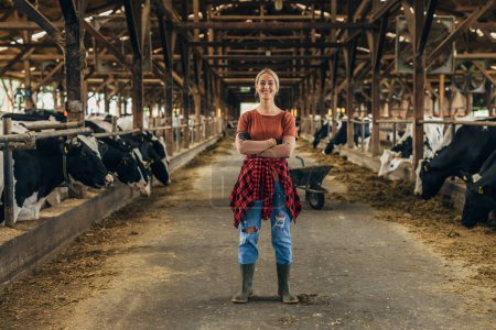 Téléchargez les photos : Belle cow-girl caucasienne aime le mode de vie domestique. Elle ponce dans une écurie. - en image libre de droit