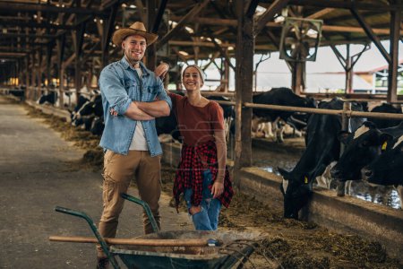 Téléchargez les photos : Agriculteur féminin et masculin debout dans un étal et regardant fièrement la caméra. - en image libre de droit