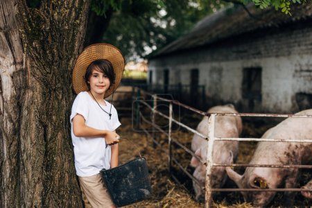 Foto de Lindo joven caucásico chico en la granja de animales. - Imagen libre de derechos