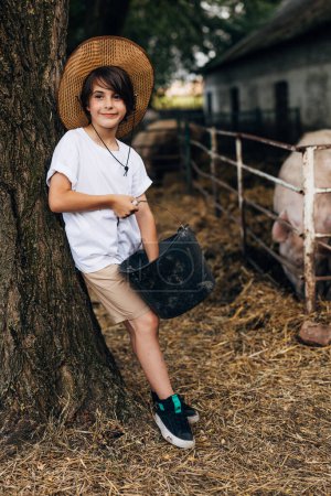 Téléchargez les photos : Mignon jeune garçon caucasien à la ferme animale. - en image libre de droit