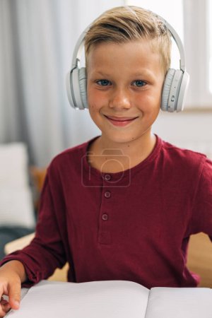 Foto de Retrato de un joven caucásico dulce con auriculares. - Imagen libre de derechos