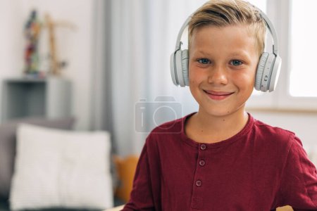 Foto de Retrato de un niño con auriculares. - Imagen libre de derechos