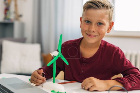 Foto de Vista frontal de un niño con un modelo de molino de viento. - Imagen libre de derechos