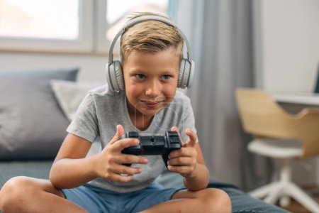 Foto de Un joven jugador está jugando un videojuego con un joystick. - Imagen libre de derechos