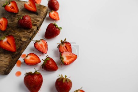 Nahaufnahme mit selektiver Schärfe auf einem Stück geschnittener Erdbeeren auf dem Tisch