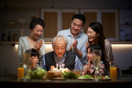 Téléchargez les photos : Heureux trois génération asiatique famille célébrer grand-père anniversaire à la maison - en image libre de droit