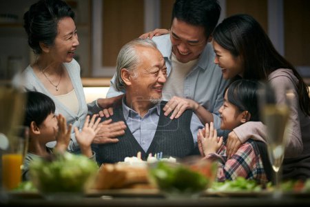 Foto de Feliz tres generación asiática familia celebrando el cumpleaños del abuelo en casa - Imagen libre de derechos