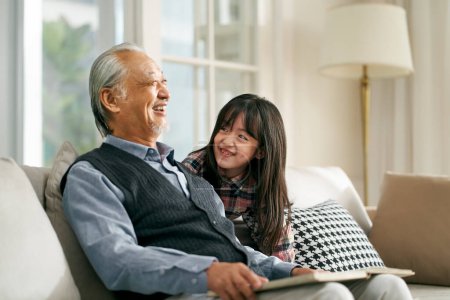 Téléchargez les photos : Asian grandpa and granddaughter having a good time in living at home - en image libre de droit