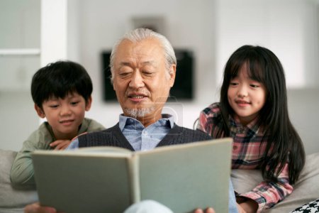 Téléchargez les photos : Senior asian grandfather having a good time with two grandchildren at home - en image libre de droit