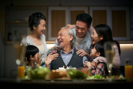 Téléchargez les photos : Heureux trois génération asiatique famille célébrer grand-père anniversaire à la maison - en image libre de droit