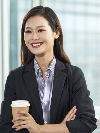 Téléchargez les photos : Portrait de jeune asiatique entreprise femme heureux et souriant - en image libre de droit