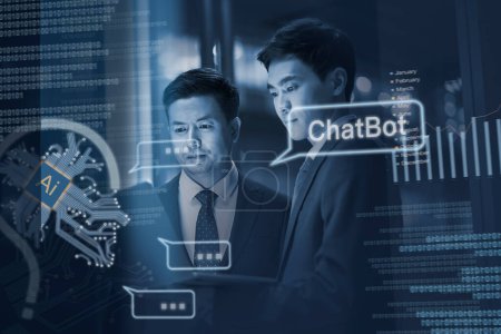 Téléchargez les photos : Deux asiatique homme d'affaires travaillant ensemble en utilisant ordinateur portable obtenir de l 'aide de l' IA ChatBot - en image libre de droit