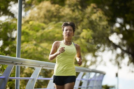 Téléchargez les photos : Jeune asiatique femme course jogging exercice en plein air dans ville parc - en image libre de droit