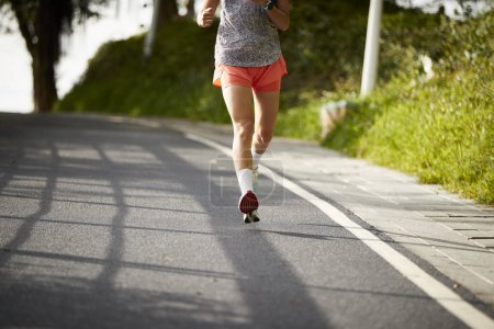 Téléchargez les photos : Jeune asiatique femme femme jogger exercice en plein air dans ville parc - en image libre de droit