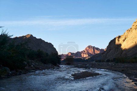 Téléchargez les photos : Magnifique lever de soleil au mystérieux Grand Canyon de Tianshan, Xinjiang, Chine - en image libre de droit