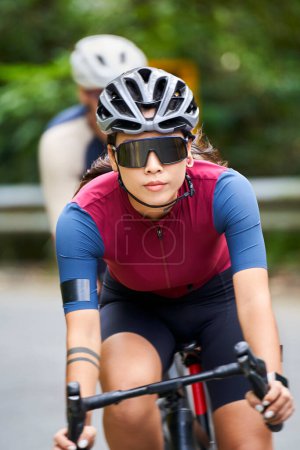 Foto de Joven asiático mujer ciclistas equitación bicicleta formación en rural camino - Imagen libre de derechos