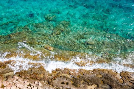 Foto de Turquoise water on the northwest coast of the Greek island of Crete - Imagen libre de derechos
