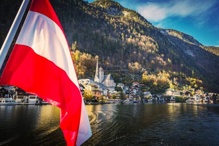 Foto de Aldea Hallstatt en el lago Hallstatter, Austria. Un pueblo de montaña en los Alpes austríacos. - Imagen libre de derechos