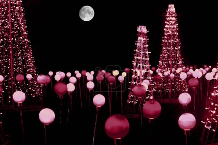 Foto de Borgoña bolas de luz bajo la luz de la luna - espectáculo de luz moderna - Imagen libre de derechos