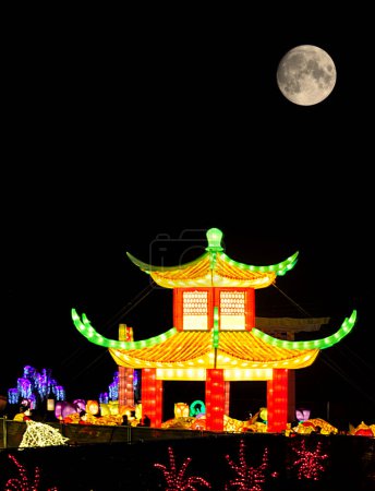 Foto de La ciudad de China en la noche bajo la luna - espectáculo de luz moderna - Imagen libre de derechos