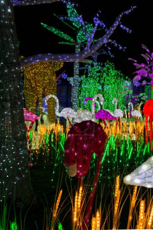 Foto de Bosque de luces coloridas eléctricas - espectáculo de luz moderna - Imagen libre de derechos