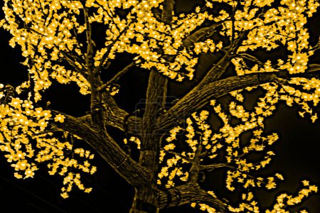 Foto de Árbol iluminado con flores amarillas - espectáculo de luz moderna - Imagen libre de derechos