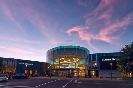 Foto de Square One Mall, Mississauga, ON, Canadá, 27 de agosto de 2022. La noche cobra vida en el centro comercial. - Imagen libre de derechos